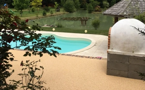 Plage de piscine en Minéralstar® et dallage