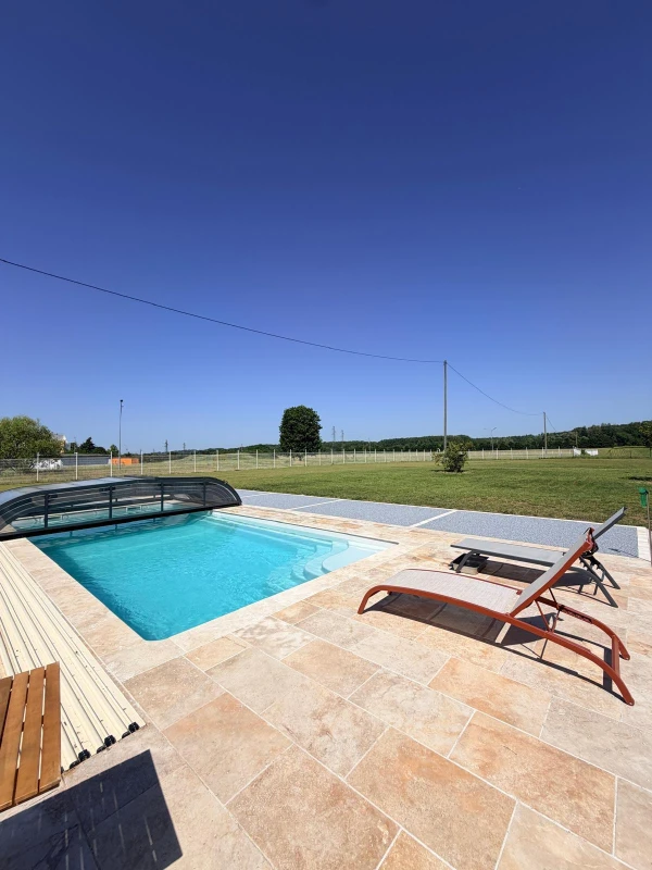 Plage de piscine en travertin et Hydrostar
