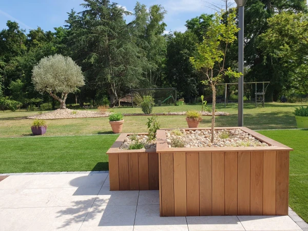Plantation dans un bac avec galets
