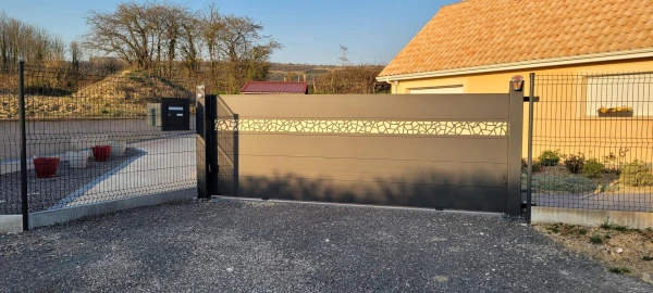 Portail aluminium avec décor - DMC300