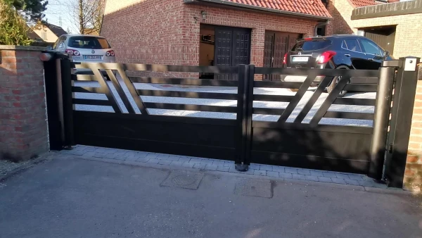 Portail aluminium battant