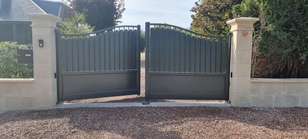Portail aluminium battant