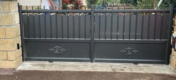 Portail aluminium battant