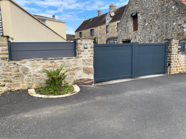 Portail aluminium battant Classic' Manche + Clôture composite DoMaStyl'