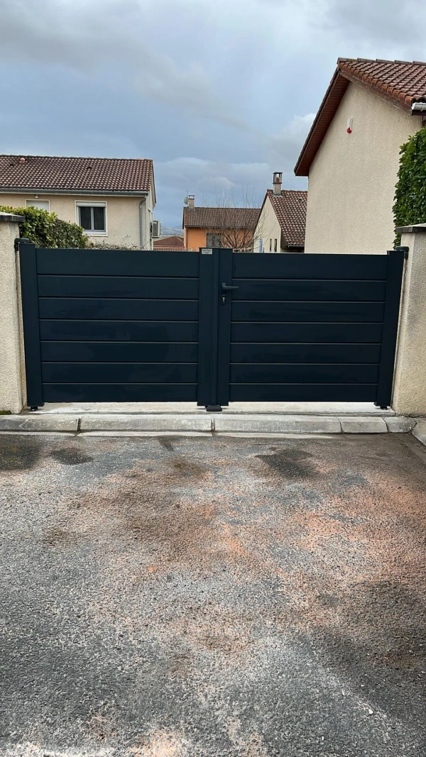 Portail aluminium battant Classic' Strong persienne