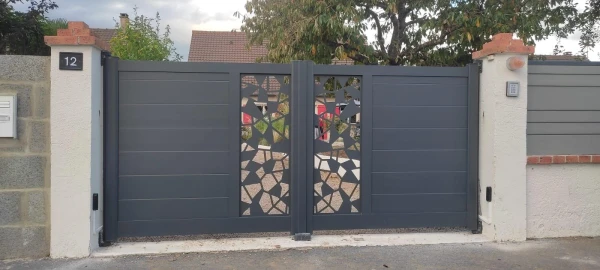 Portail aluminium battant Olympe Kathéta - Décor DMC303b