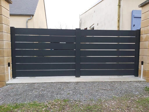 Portail aluminium battant Strong ajouré