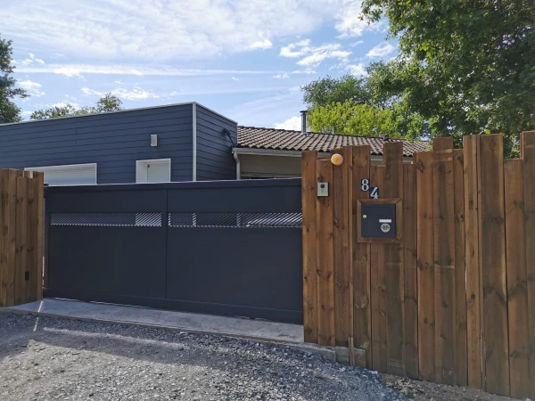 Portail aluminium et clôture bois