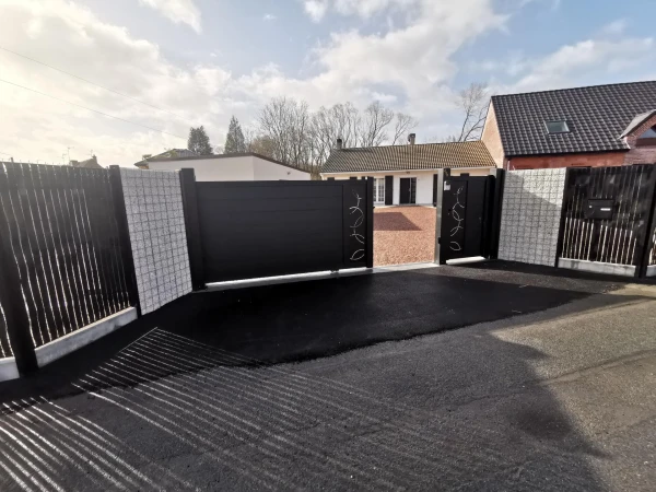 Portail aluminium et clôture gabion et rigide