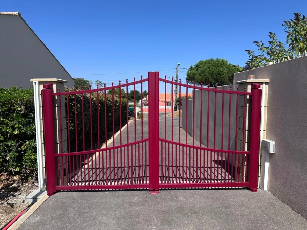 Portail authentique battant IVB Double barreaudage rouge  - double  traverse arrondie - Invisio - Clôture DoMastyl effet bois red cedar poteaux blanc