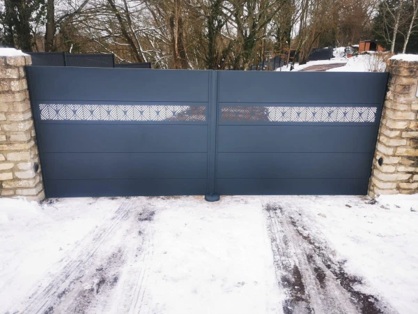 Portail battant aluminium avec décor