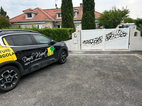 Portail battant aluminium Olympe Diakopi avec décor