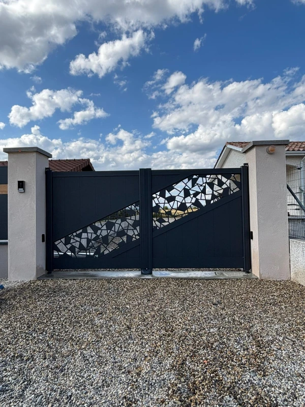 Portail battant aluminium Olympe Diakopi avec décor et motorisation