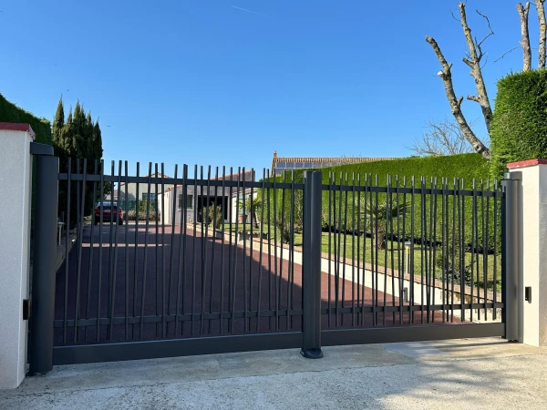 Portail battant Authentique Natural IVA motorisation Invisio
