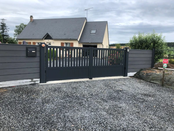 Portail battant semi-ajouré aluminium