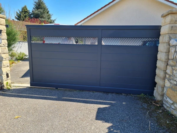 Portail coulissant aluminium
