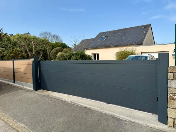 Portail coulissant DoMai'N COLMONT + clôture DOMASTYL sur muret