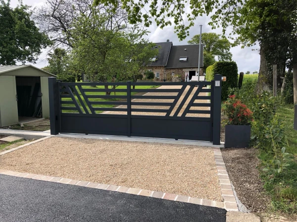 Portail coulissant semi-ajouré aluminium