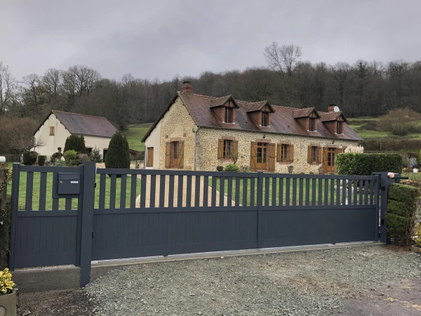 Portail coulissant semi ajouré et portillon