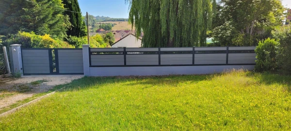 Portail et clôture composite avec décor