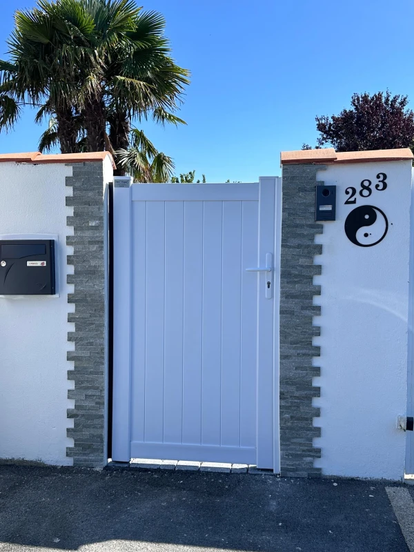 Portillon DoMaPlast' PVC Canebiere lames verticales et visiophone Aiphone