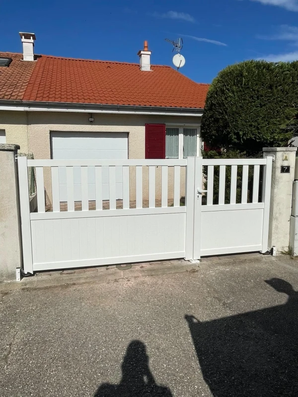 Pose d'un portail battant vantaux inégaux "Classic" sur la commune de St-Priest par l'entreprise Rivoire