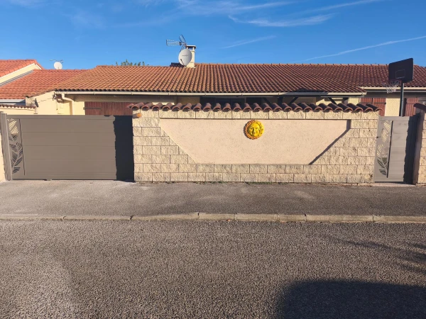 Pose d'un portail coulissant motorisé et d'un portillon aluminium avec décor Domai'n sur la commune de Meyzieu par l'entreprise Rivoire