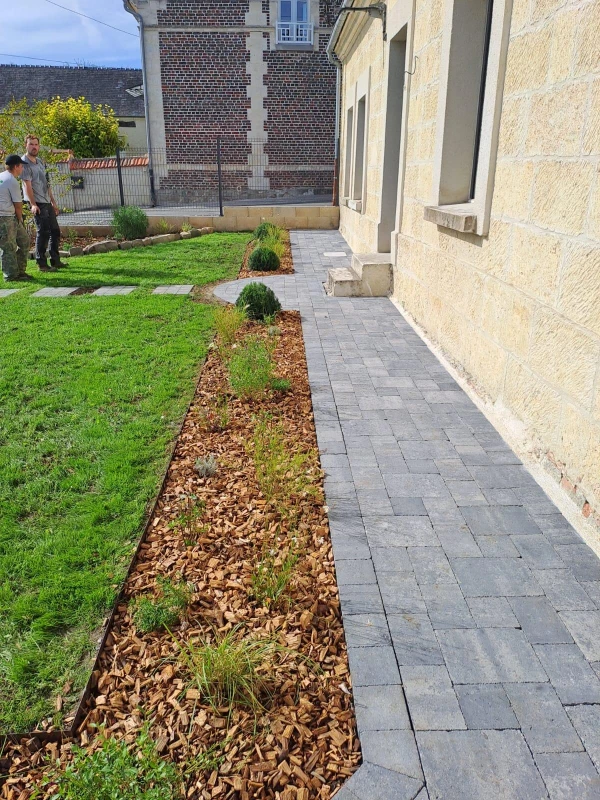 Pose de palis avec copeaux de bois