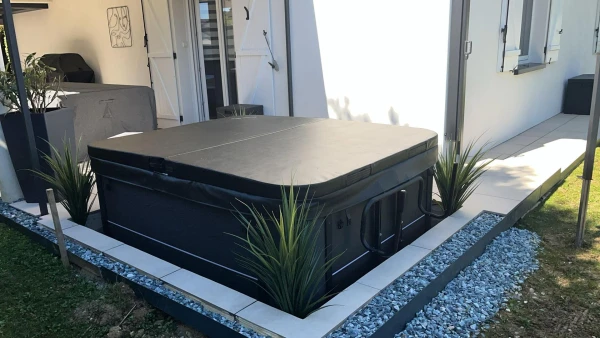 Spa bien-être et terrasse en dallage Grès Cérame — photo 2