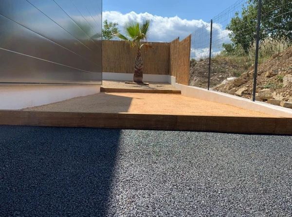 Terrain de pétanque entouré d'enrobé à chaud et d'Alvéostar