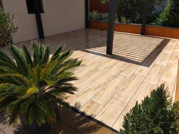 Terrasse contemporaine en Abéa Lin avec bardage en mélèze et couvertine en ardoise