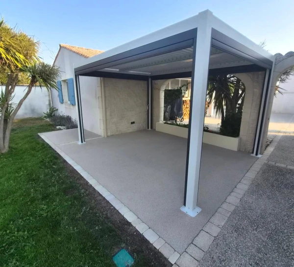TERRASSE EN BETON POREUX AVEC PERGOLAS BIOCLIMATIQUE A MARENNES