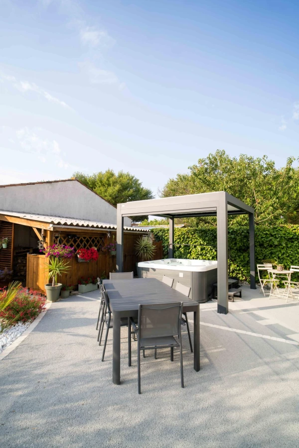 Terrasse en béton poreux avec pergolas Bioclimatique à Port des Barques