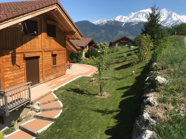 Terrasse en Boibé®, Hydrostar® et Pavé la couture® + création de massifs
