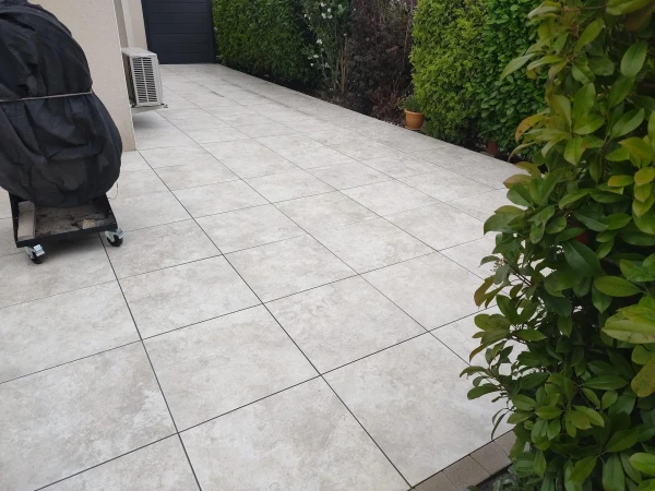 Terrasse en céramique effet travertin