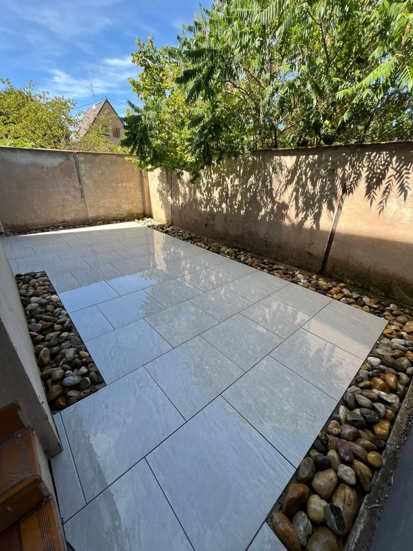 Terrasse en dallage céramique et galet
