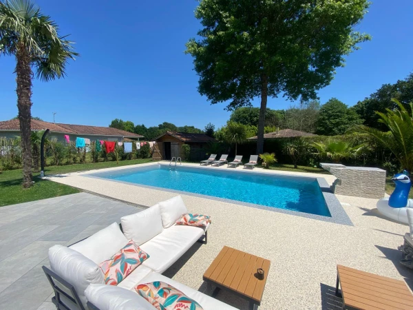 Terrasse en dallage sur plots et plage de piscine en résine Hydrostar