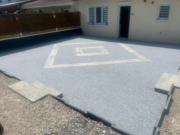 Terrasse en grès cérame et Hydrostar® avec palis