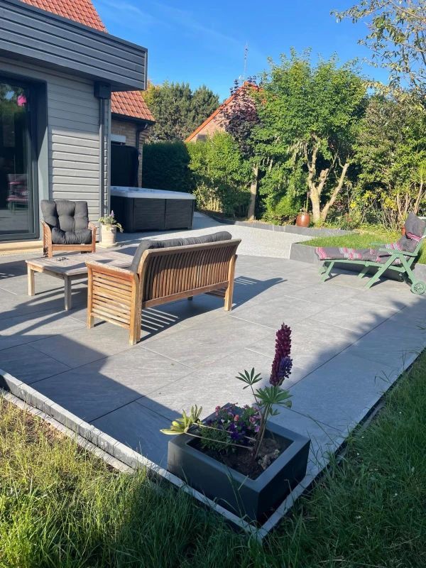 Terrasse en grès cérame et Hydrostar® et pallis ardoise