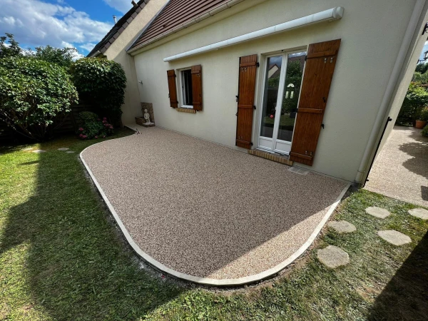 Terrasse en Hydrostar® dune avec bordurette de marbre