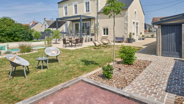 Terrasse en pavage Pierra nature et Alvéostar® et préparation d'un terrain de pétanque