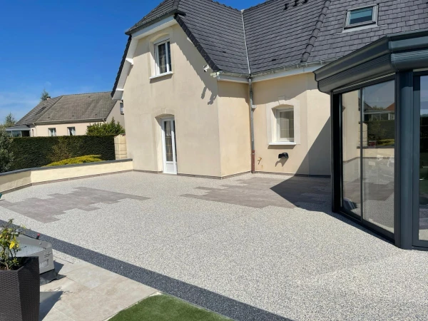 Terrasse et plage de piscine en Hydrostar et Grès cérame