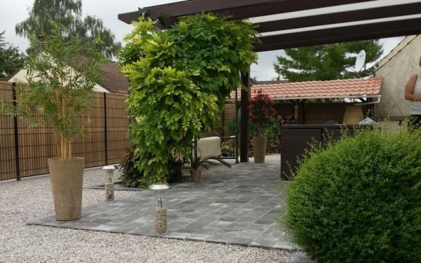 Terrasse moderne en dallage et Alvéostar